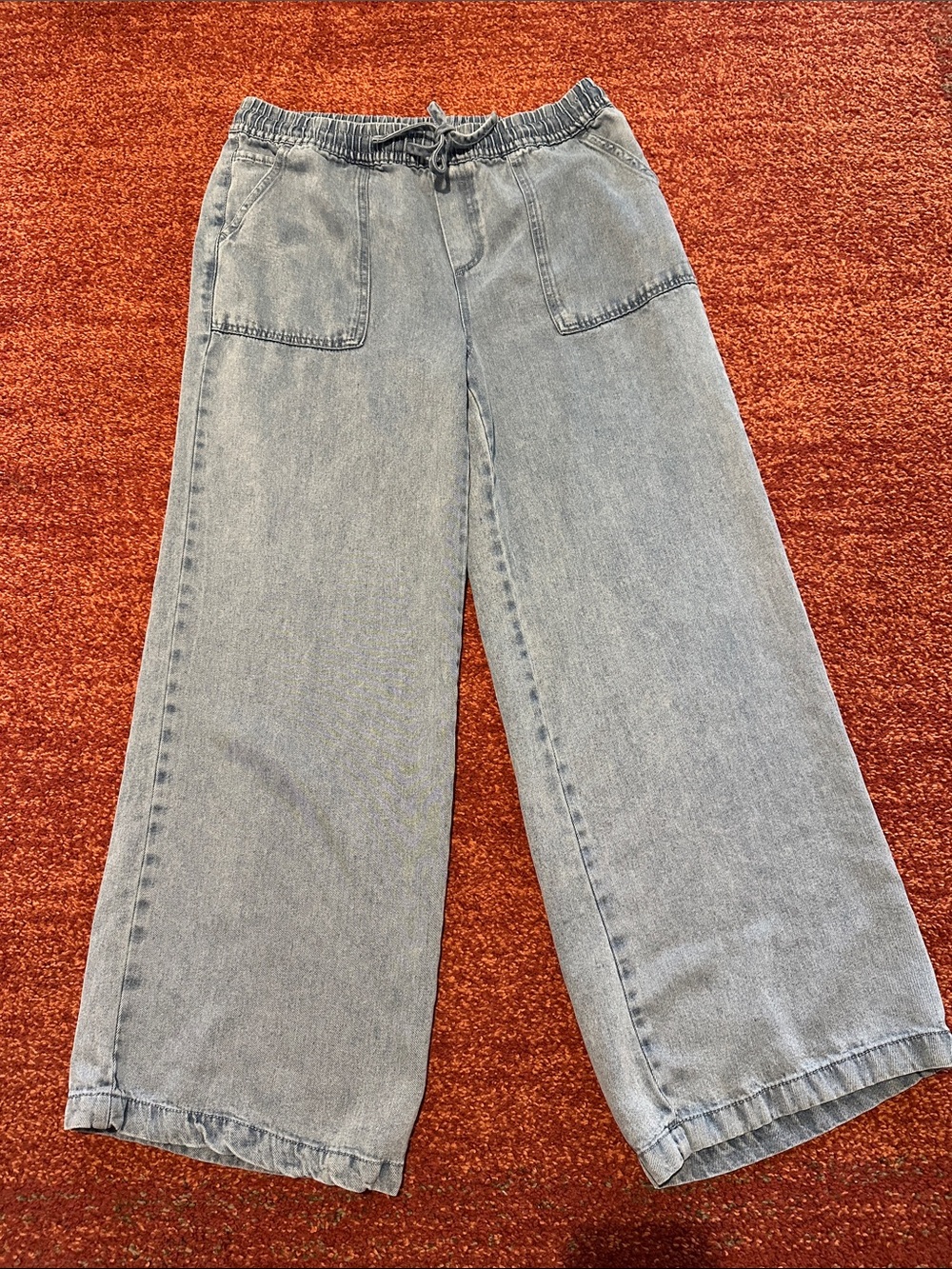 On trend wide Leg Light Wash Women’s Jeans with Elastic Waist